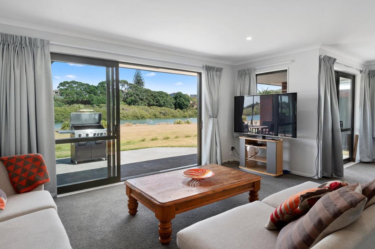 The Waterfront Ruakaka - Ruakaka Holiday Home Exterior photo